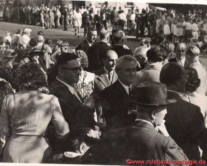 Gute Stimmung unter den Ehrengästen. Im Vordergrund links mit Brille Dr. Egenberger, in der Bildmitte Dr. Hößler