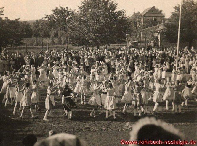 Mit Volkstänzen, Gesangs- und Musikvorträgen enden im Schulhof der Pestalozzischule die Feierlichkeiten anlässlich des 100-jährigen Geburtstages der selbständigen Gemeinde Rohrbachs
