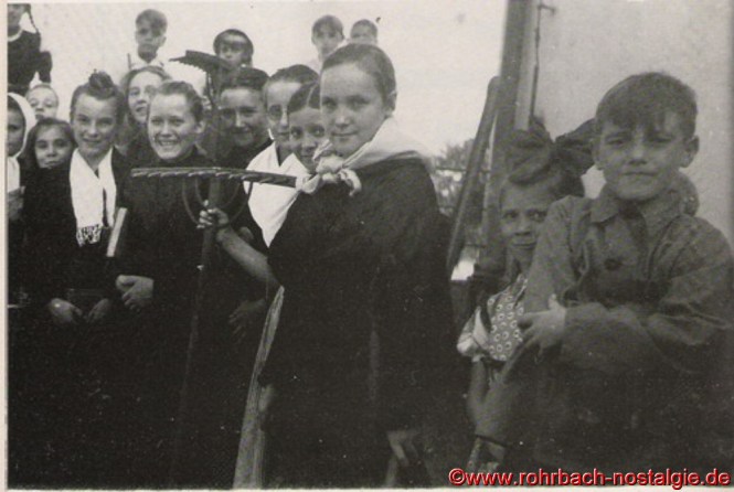 Junge Mädchen und Buben sind fleißige Helfer und Helferinnen bei der Heuernte. Auf dem Foto ganz rechts: Fritz Zimmermann