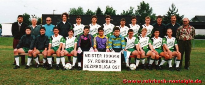 Die Meistermannschaft der Saison 1990-91 in der Bezirksliga Ost. Auf dem Foto hintere Reihe stehend von links: Spielausschussvorsitzender Heinz Dohr, 1.Vorsitzender Carl Weber, Betreuer Jürgen Stolz, Michael Wendel, Thomas Wunn, Frank Würtz, Roland Weber, Markus Fuhs, Martin Wunn, Frank Gries, Christian Abel, Markus Keßler, Trainer Günter Schmalz. Sitzend von links: Eric Vogelgesang, Thomas Müller, Jörg Marquart, Jörg Albert, Martin Fischer, Peter Jung, Thomas Abel, Patrick Klam, Holger Schwehm, Artur Unbehend und Andreas Hauck