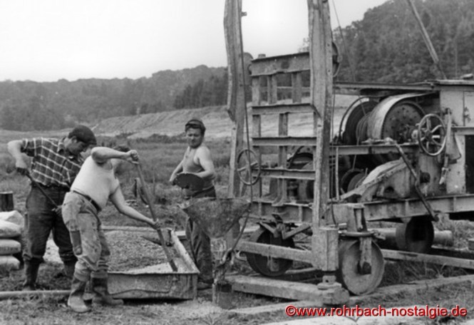 Arbeiter der Rohrbacher Brunnenbohrfirma Jacob & Söhne beim Ausgießen der Bohrlöcher