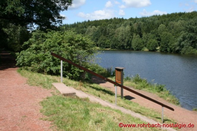 Treppe auf der Straßenseite vom großen Parkplatz her