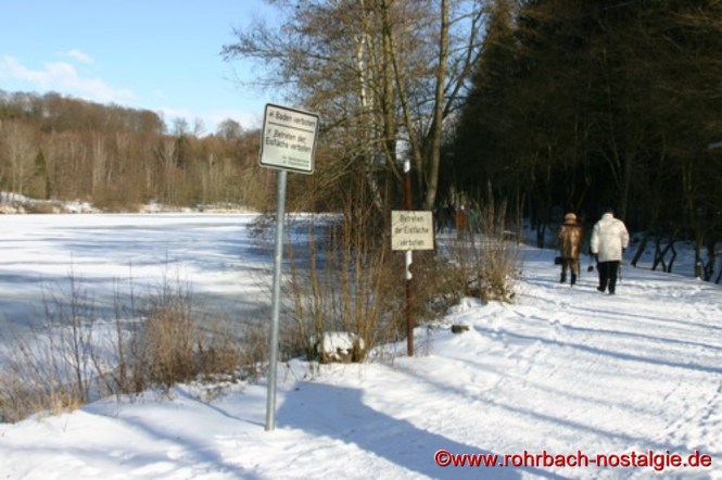 Spaziergänger auf dem Weiherdamm