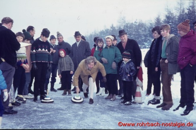 Um 1972 Else Menges beim Curling auf dem zugefrorenen Weiher. Auf dem Foto 4. von rechts, der Rohrbacher Bürgermeister Walter Bettinger
