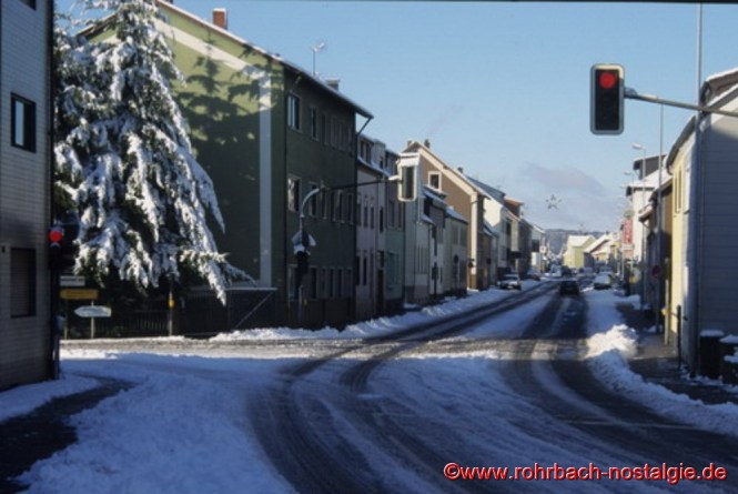 Blick ins Unnerdorf. Links die Einbiegung zur Umgehungsstraße Im Stegbruch