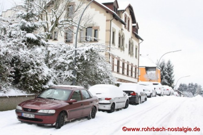 Die Alte Schulstraße mit dem ehemaligen Schwesternhaus auf der linken Seite