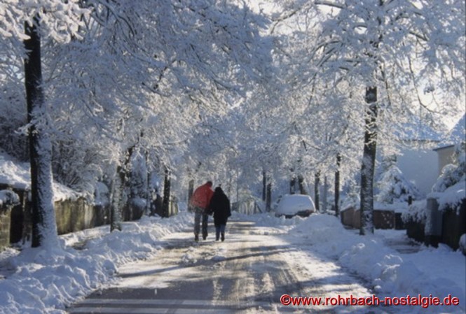 Verschneite Detzelstraße in Höhe des früheren Rathauses (heute Verwaltungsgebäude Stadtwerke St.Ingbert)