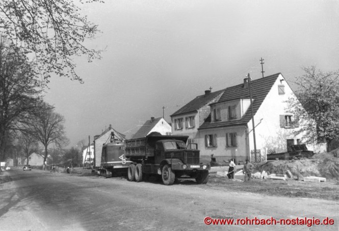 Um 1955 Die Kaiserstraße vor Beginn des Autobahnbaus am Ortsausgang Richtung Kirkel (Foto: Willi Hardeck)