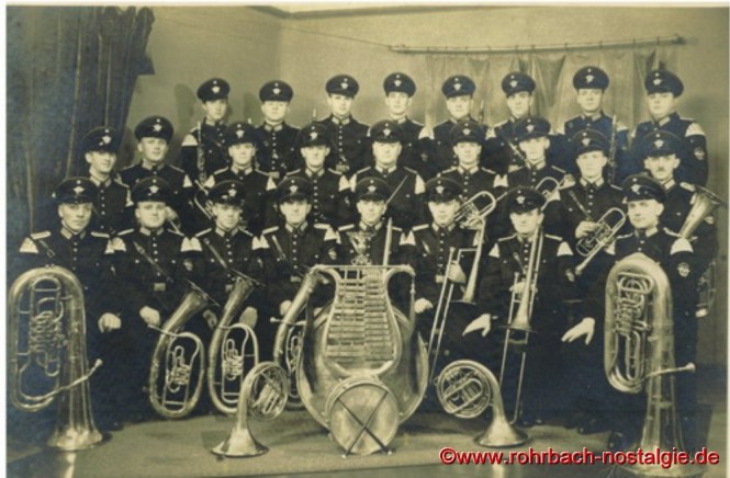 1937 Die Feuerwehrkapelle aus Rohrbach. Unsere Aufnahme zeigt in der vorderen Reihe von links: Walter Wendel, Georg Schiel, Karl Stolz, Karl Wadle, Oskar Marx, Ferdinand Klahm, Alfons Bettinger, Paul Erlemeier. Mittlere Reihe von links: Peter Bachmann, Willi Staut, Emanuel Würtz, Heinrich Staut, Johann Schaar, Heinrich Weirich, Karl Huwig, Erich Henrich, Josef Wagner. Hintere Reihe von links: Erwin Schaar, Michael Klam, Albert Braun, Alfons Klahm, Heinrich Werle, Fritz Pfeifer, Albert Michely und Josef Schiel