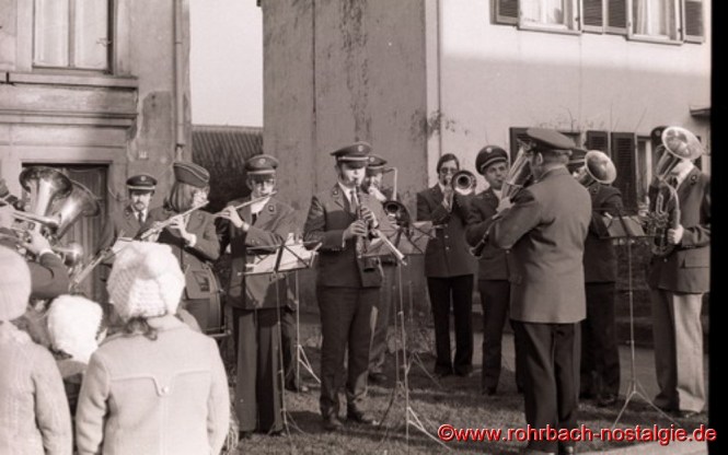 1974 Die Bläsergruppe beim Weihnachtsblasen. In der Bildmitte ohne Mütze mit der Posaune Allroundmusiker Norbert Feibel