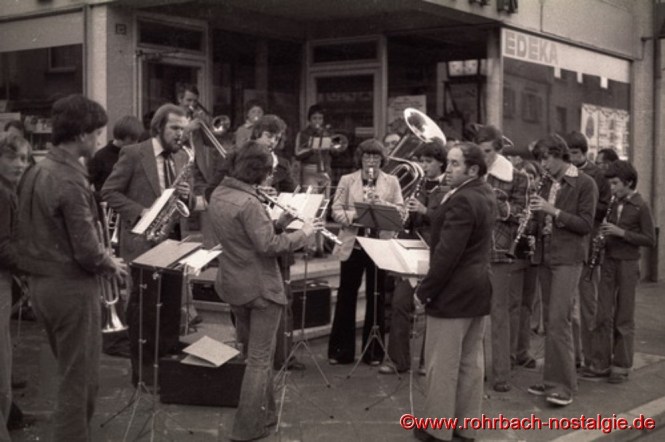 1979 Die jungen Musiker bei einem öffentlichen Auftritt an der Drehscheibe mit ihrem Dirigenten Werner Weißenauer vor dem EDEKA Geschäft Oskar Mann
