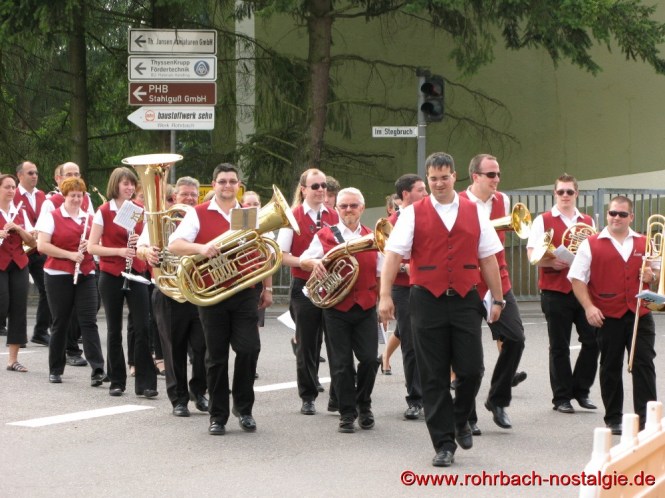 2009 Der Musikverein bei der Eröffnung des Alt-Rohrbachfestes