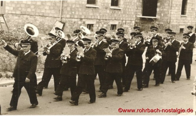 Die Musikkapelle Schaar in den 50er Jahren bei einem Festumzug