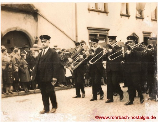 Um 1932 Die Kapelle des Gesellenvereins bei einem Umzug. Vorne im Bild der Dirigent Johann Schaar
