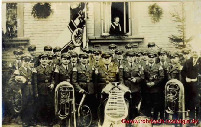 1935 Die Stahlhelmkapelle in der Spieserstraße (Schlawerie) vor dem Wohnhaus ihres Förderers Jakob Oberhauser (rechts im Bild)