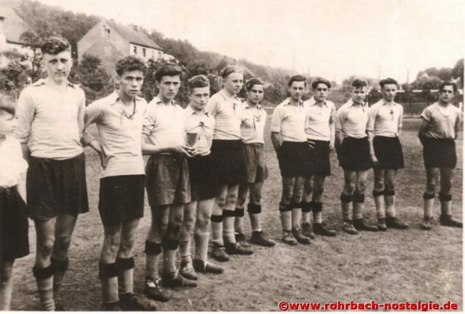 1948 - Die 1. Jugendmannschaft bei einem Turnier in Rentrisch. Unsere Aufnahme zeigt von links: Kurt Hussong (Aules), Ferdinand Becker (Kitzje), Heinz Jacob (90), Hans-Peter Stolz,Günter Steffens, Gustel Stoltz, Josef Backes, Karlheinz Zimmermann, Georg Jacob (Posthalter Schorsch), Helmut Mann und Rene Mörschel