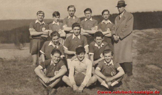 Saison 1948/49 - Die 1. Jugendmannschaft wird Meister der Gruppe St.Ingbert. Unsere Aufnahme zeigt stehend von links: Adolf Jung, Heinz Jacob (90), Alfred Wagner (Lyon), Berthold Müller, Herbert Latz (Hexer) und Jugendleiter Heinrich Zimmermann. Mittlere Reihe von links: Ferdinand Becker (Kitzje), Eduard Gebhardt und Heinz Abel. Vorne von links: Oswald Gehring (Bregge Peter), Erwin Latz und Otto Gehring