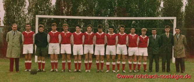 Saison 1957/58 - Die A-Jugendmannschaft des SVR wird Meister und steigt auf in die damals höchste saarländische Jugendklasse, die Sonderklasse. Unsere Aufnahme zeigt von links: Betreuer Alfred Wagner (Lyon), Norbert Fickinger, Georg Heym, Manfred Hölzer, Manfred Jung (Jumbo), Norbert Heib, Hans-Dieter Tobae, Oskar Deckarm, Horst Zeiger, Detlev Hanser, Gerd Schwarz, Klaus Tunnat, Harald Hoch, Berthold Abel und Heinz Würtz