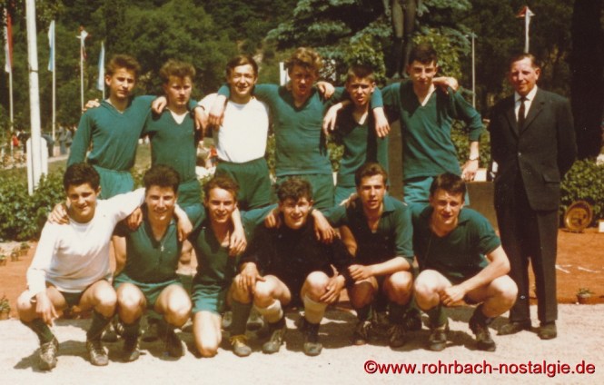 1963 - Die A-Jugendmannschaft in Bad Kreuznach. Unsere Aufnahme zeigt stehend von links: Karl Abel, Alois Lesch, Günter Smachtin, Klaus-Dieter Klos, Klaus Schneider, Heinz Dohr und Betreuer Rudi Jacob (Neinzichs Rudi). Kniend von links: Hansi Schmitt, Gerd Michaeli, Erich Staut, Hans-Peter Reinke, Horst Wahrheit und Peter Höring