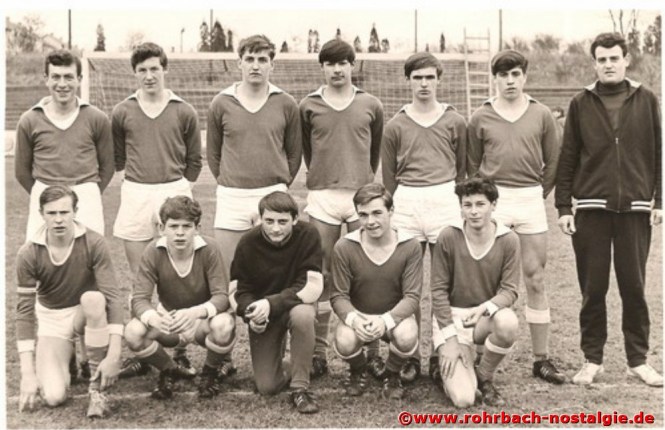Saison 1965/66 - Die B-Jugendmannschaft. Unsere Aufnahme zeigt stehend von links: Kurt Rohe, Michael Kohl, Kurt Brettenmeier, Gerd Frey, Erich Luck, Peter Kraus, Trainer und Jugendleiter Siegfried Weber (Jule). Kniend von links: Herbert Latz, Donat Mader, Hans-Georg Huy (Klecksi), Günter Deckarm (Moppes) und Hans Frey