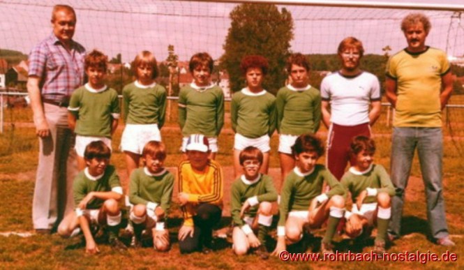 Saison 1980/81 - Die E1-Jugendmannschaft wird Gruppenmeister. Unsere Aufnahme zeigt stehend von links: Jugendleiter Manfred Jung, Christian Jacob, Thore Hajek, Stefan Höllinger, Filippo Focoso, Thomas Jung, Betreuer Peter Schneider und Trainer Siegfried Weber (Jule). Kniend von links: Markus Jung, Alf Albert, Klaus Hettinger, Vinzenzo Musso und Michael Wendel