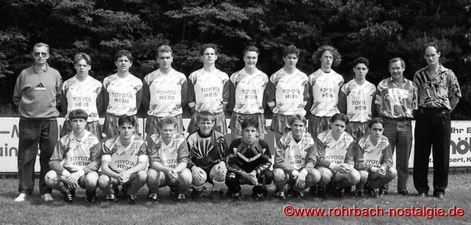 Saison 1993/94 - Die A-Jugendmannschaft der SG Rohrbach/Vikt.St.Ingbert wird Meister und steigt in die Verbandsliga Saar auf. Unser Aufnahme zeigt stehend von links: Betreuer Alfons Grell, Carsten Schöneck, Domenico Trapani, Oliver Kretschmer, Stefan König, Stefan Zeiger, Christian Gries, Johannes Wendel, Christian Weiland, Trainer Wolfgang Meister, Betreuer Jürgen Schwarz. Kniend von links: Patrick Mathis, Burt Reisnecker, Sascha Meister, Volker Lefebre, Thorsten Schwarz, Dirk Schnur, Alexander Jene und Nico Haase