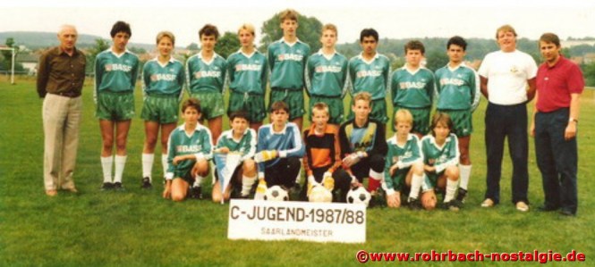 Die einmalige Meistertruppe des SV Rohrbach. Unsere Aufnahme zeigt stehend von links: 1. Vorsitzender Carl Weber, Ibrahim Halilaj, Carsten Schmitt, Achim Stodden, Carsten Otto, Jürgen Wagner, Lutfi Sine, Stefan Buchheit, Erdal Acikgöz, Trainer Roland Weber, Betreuer Karl Abel. Kniend von links: Steffen Fromm, Domenico Schettino, Christian Schwarz, Frank Nothof, Matthias Bayer, Alexander Weber und Menderes Saglam. Bei den anschließenden Spielen um die südwestdeutsche Regionalmeisterschaft musste man allerdings gegen VfL Neustadt-Weinstraße mit 0:4 und gegen Glas Chemie Wirges mit 1:3 den Kürzeren ziehen