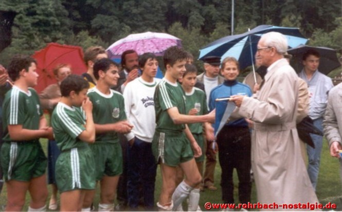 Verbandsjugendleiter Josef Balzert übergibt den Meisterwimpel an den Kapitän Andreas Abel