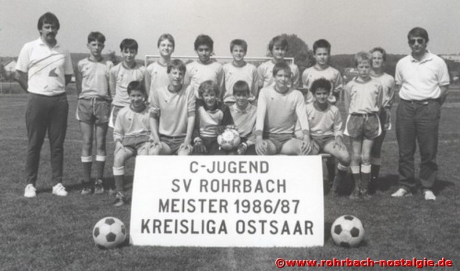 Saison 1986/87 - C-Jugendmannschaft Meister der Kreisliga und Aufsteiger zur Bezirksklasse. Unsere Aufnahme zeigt stehend von links: Trainer Rainer Gries, Achim Stodden, Timo Knapp, Jürgen Wagner, Lutfi Sine, Thomas Luck, Roland Nelz, Andreas Abel, Alexander Weber, Carsten Schmitt und Betreuer Karl Abel. Sitzend von links: Menderes Saglam, Carsten Otto, Matthias Bayer, Christian Schwarz, Timo Bubel und Erdal Acikgöz