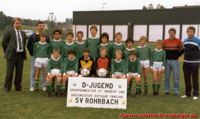Saison 1985/86 - Die D-Jugendmannschaft wird Gruppen- und Kreismeister. Unsere Aufnahme zeigt stehend von links: Jugendleiter Manfred Hölzer, Trainer Franz Unbehend, Hendrik Triepel, Lutfi Sine, Andreas Abel, Achim Stodden, Carsten Otto, Mustapha Fourka, Jürgen Wagner, Erdal Acikgöz, Carsten Schmitt, Stefan Zeiger, Trainer Rüdiger Pfeifer und Betreuer Karl Abel. Sitzend von links: Markus Püstow, Domenico Schettino, Christian Schwarz, Matthias Bayer, Alexander Weber und Menderes Saglam