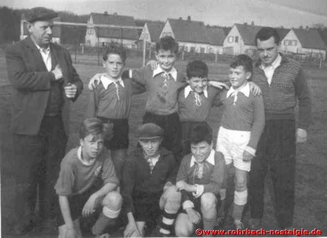 1958 - Die erste Knabenmannschaft (D-Jugend) des SV Rohrbach. Unsere Aufnahme zeigt stehend von links: Betreuer Rudolf Michaeli (Eisenbahner), Gerd Liebl, Werner Hammann, Alfons Jung (Fetze), Alfred Wolf (Strähli) und Jugendleiter Günter Wittmer (Sack). Kniend von links: Harald Herberger, Oswald Hubatschek und Gerd Michaeli