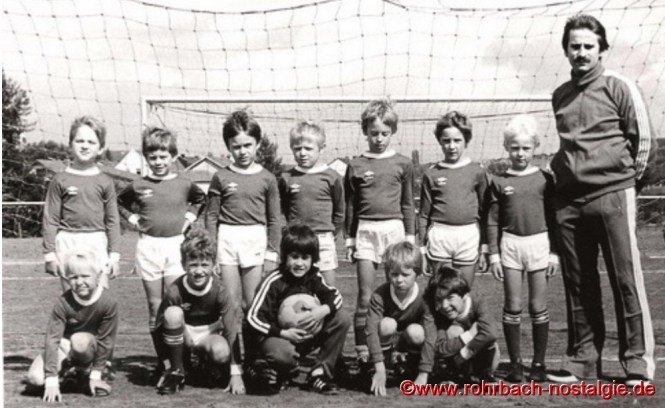 1981/82 - Die F-Jugendmannschaft zu Beginn ihres Erfolgsweges. Unsere Aufnahme zeigt stehend von links: Jürgen Wagner, Eric Schwarz, Andreas Abel, Christian Hauch, Carsten Otto, Achim Stodden, Marc Gierlichs, Betreuer Karl Abel. Kniend von links: Christian Latz, Bernd Ruffing, Frank Meier, Alexander Weber und Menderes Saglam