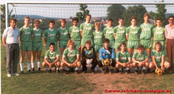 Saison 1988-89 B-Jugend Meister und Aufsteiger in die Verbandsliga Saar. Unsere Aufnahme zeigt stehend von links: Betreuer Karl Abel, Jürgen Wagner, Carsten Schmitt, Stefan Buchheit, Sascha Behmer, Lutfi Sine, Timo Bubel, Alexander Weber, Achim Stodden, Ralf Weidmann, Eric Vogelgesang, Carsten Otto, Andreas Abel, Trainer Gianni Müller. Kniend von links: Erdal Acikgöz, Oliver Muskalla, Matthias Bayer, Frank Theis, Mario Lück, Frank Pressmann und Thomas Brück