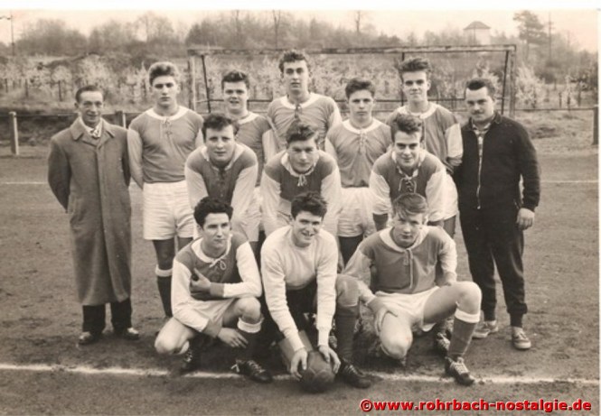 Saison 1959/60 - A-Jugend Meister und Aufsteiger in die Sonderklasse. Erneut gewann die A-Jugendmannschaft den Meistertitel und besiegte im Entscheidungsspiel um die Kreismeisterschaft in Kirkel den SV Beeden mit 5:2. Unsere Aufnahme zeigt stehend von links: Betreuer Hans Rohe (Specht), Georg Heym, Hans Peter Klahm (Kitzje), Norbert Fickinger, Franz Kalina, Winfried Hanser und Jugendleiter Günter Wittmer. Mittlere Reihe von links: Hans Dieter Tobae, Manfred Hölzer und Detlev Hanser. Vorne von links: Norbert Heib, Arnold Metzger und Rolf Fricke