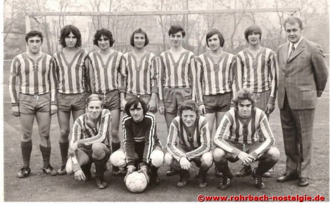 Saison 1970/71 - Die A-Jugendmannschaft des SVR. Unsere Aufnahme zeigt stehend von links: Heinrich Kolling, Erwin Heib, Werner Friedrich, Michael Latz, Jürgen Kraus, Guido Zingraf junior, Erich Rössel, Betreuer Manfred Jung. Kniend von links: Jürgen Stolz (Bienche), Lothar Kaltenbach, Stefan Theodor, Heinz Zimmermann