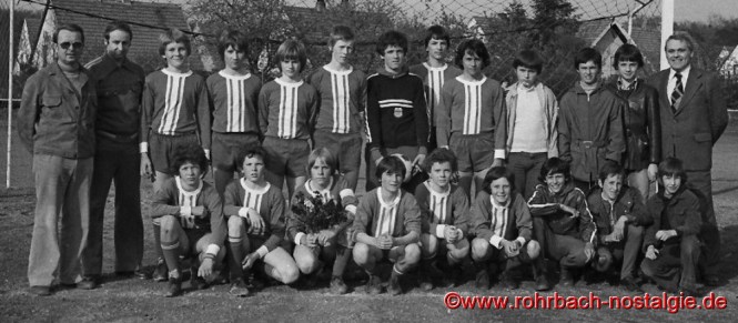Saison 1978/79 - Die B-Jugendmannschaft wird Meister. Unsere Aufnahme zeigt stehend von links: Betreuer Heinz Michaeli, Trainer Willi Klam, Andreas Ehrhardt, Gerald Hussong, Frank Gries, Bernhard Seidenfaden, Michael Walle, Klaus Menzner, Michael Czeska, Thomas Walter, Uwe Lindegaard, Stefan Abel und Jugendleiter Walter Schulz.Kniend von links: Patrick Schmidt, Georg Jung, Thomas Stolz, Mario Korte, Volker Metzger, Artur Unbehend, Michael Schwarz, Stefan Agne und Rainer Klam.(Kleppi)