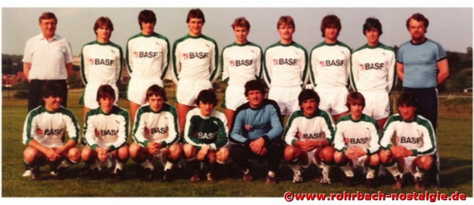 Saison 1981/82 - A-Jugendmannschaft Meister der Bezirksklasse Nordost und Aufsteiger in die Verbandsliga Saar. Unsere Aufnahme zeigt stehend von links: Betreuer Kurt Hussong (Aules), Frank Gries, Marcel Dressler, Michael Beck, Stefan Rohe, Andreas Ehrhardt, Gerald Hussong, Artur Unbehend, Trainer Manfred Hölzer. Kniend von links: Hansi Heib, Jürgen Dillbaum, Ralph Rücker, Jörg Eisenbarth, Michael Walle, Harry Reiplinger, Rainer Klam (Kleppi), Jörg Albert
