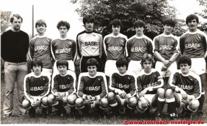 Die erfolgreiche A-Jugendmannschaft der Saison 1982/83 in der Verbandsliga Saar. Unsere Aufnahme zeigt stehend von links: Trainer Manfred Hölzer, Peter Jungfleisch, Werner Michaeli, Peter Jung, Jörg Eisenbarth, Peter Jacob (Jaques), Hansi Heib, Harry Reiplinger. Kniend von links: Jürgen Dillbaum, Ralph Rücker, Michael Beck, Marcel Dressler, Andreas Hauck und Andreas (Andi) Michaeli