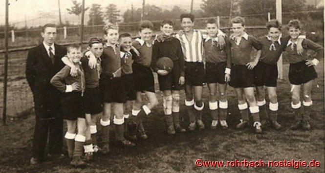 Um 1958 - Die Schülermannschaft des SVR. Unsere Aufnahme zeigt von links: Betreuer Hans Rohe (Specht), Friedel Luckas, Franz Kalina, Eberhard Zeiger, Hans-Werner Schuh (Schlabbe), Josef Rohe, Arnold Metzger, Bodo Schiehl, Gerhard Mahnkopf, Hans Peter Klahm (Kitzje), Klaus Wagner und Willi Klam