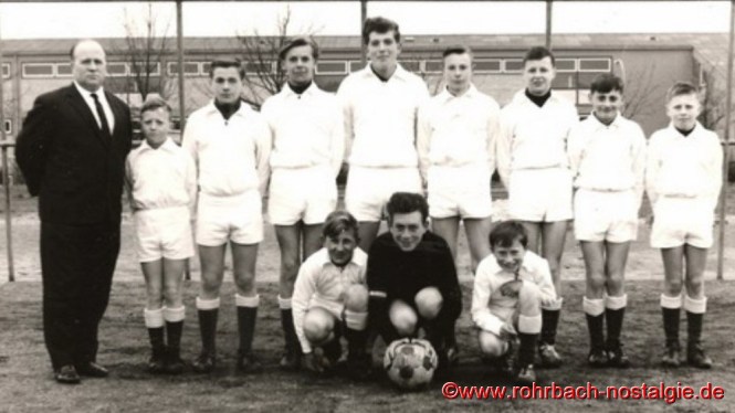 Um 1963 - Die Schülermannschaft des SVR. Unsere Aufnahme zeigt stehend von links: Betreuer Albert Wahrheit, Stefan Theodor, Günter Deckarm (Moppes), Helmut Kazmirek, Alfred Wolf (Strähli), Herbert Latz, Otto Quien, Hans-Georg Huy (Klecksi), Michael Quien. Kniend von links: Werner Klein, Kurt Rohe und Peter Metzger