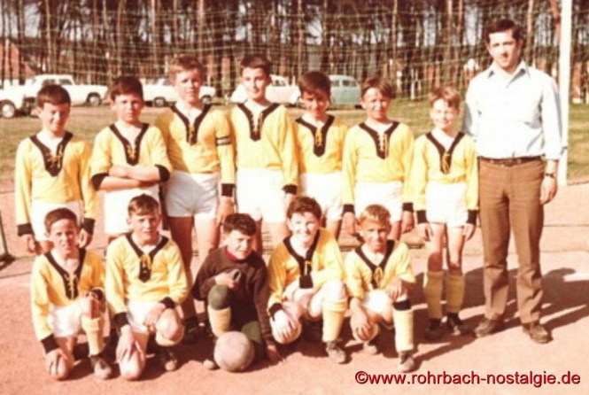 Saison 1966/67 - C-Jugendmannschaft wird Meister im Entscheidungsspiel in Hassel gegen SV St.Ingbert. Unsere Aufnahme zeigt stehend von links: Stefan Biedermann, Wolfgang Heib, Lothar Kohl, Hans-Winfried Becker, Rainer Busch, Siegfried Trummer, Thomas Schumacher, Trainer Bodo Schiehl. Kniend von links: Karlheinz Rohe, Josef Prommersberger, Michael Metzger, Harald Würtz und Peter Schenkelberger