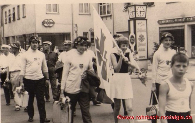 1963 - Die erfolgreichen Teilnehmer des Bundesturnfestes in Essen kehren heim. Auf dem Foto ganz rechts: Otto Quien. Dahinter Manfred Rohe, Christa Schwarz (mit Fahne) und Kurt Menges. Die Reihe dahinter Horst Schiehl