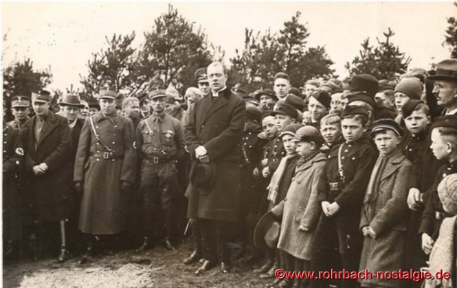 Am 5. September 1937 erfolgt die Einweihung der Saardankkirche auf dem Franzosenköpfchen. In der Bildmitte Pfarrer Heinrich Oberlinger