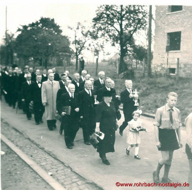  Die 5-jährige Elke Schaller darf den Schlüssel für die Kirche auf einem Samtkissen tragen Architekt Kurt Thon überreicht den Schlüssel an den Dekan von Homburg. Daneben Pfarrer Fischer und Pfarrer Oberlinger Architekt Kurt Thon überreicht den Schlüssel an den Dekan von Homburg. Daneben Pfarrer Fischer und Pfarrer Oberlinger Die neue Orgel in der Christuskirche Die neue Orgel in der Christuskirche Die Saardank- bzw. Christuskirche im Wandel der Zeit aus verschiedenen Perspektiven betrachtet: