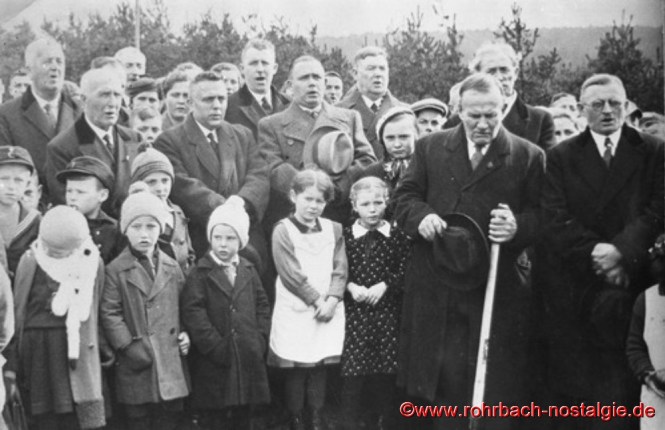 Spatenstich zur Saardankkirche am 1. März 1936 durch Presbyter Ludwig Pauly senior vom Glashütterhof (mit Schaufel)