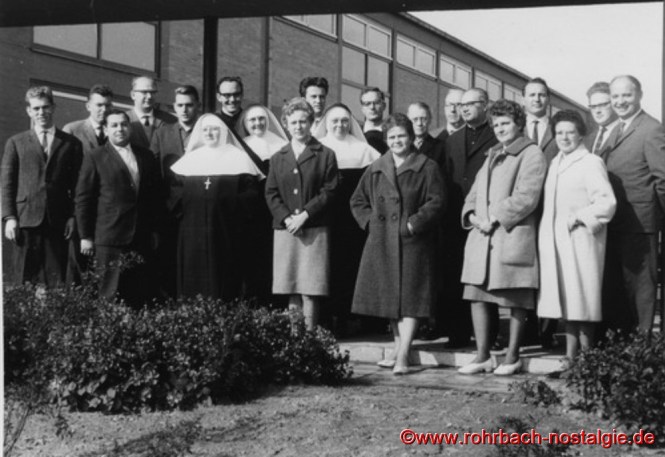 1962 - Das Lehrerkollegium der Kath. Volksschule im Jahr der Einweihung. Zum Lehrerkollegium der Kath. Volksschule gehörten: Rektor Egon Fisch, Schwester Assumpta, Schwester Friedgard, Schwester Zita, Oberlehrerin Else Jacob, Oberlehrerin Elli Weirich, Lehrer Albert Senzig, Lehrer Alfred Tholl, Lehrer Kurt Wachall, Lehrer Hans Bleif und Lehrer Ludwig Schmitt. Sie unterrichteten an der Johannesschule. In der Pestalozzischule unterrichteten noch Oberlehrerin Katharina Gehring, Oberlehrer Otto Wannemacher, Lehrer Richard Spang sowie Walter Stolz