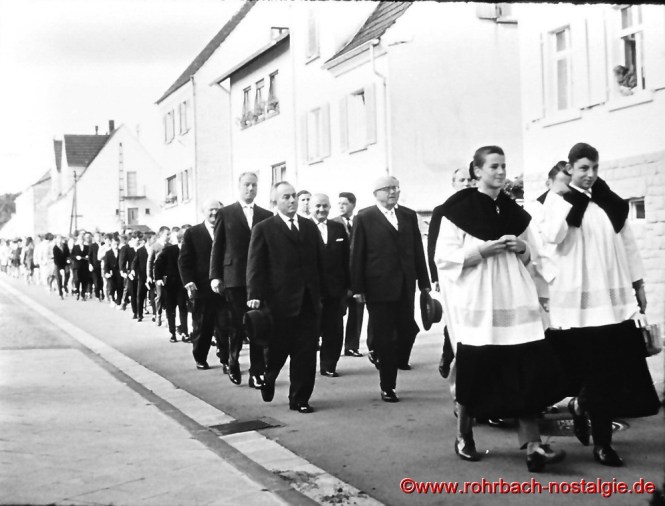 Die Herren des Gemeinderates und der Verwaltung. Vorne die Messdiener Gerhard Freiler und Heinz Dohr