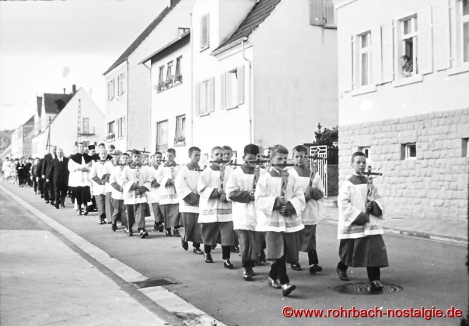 5.September 1962 - Messdiener tragen die 16 Schulkreuze