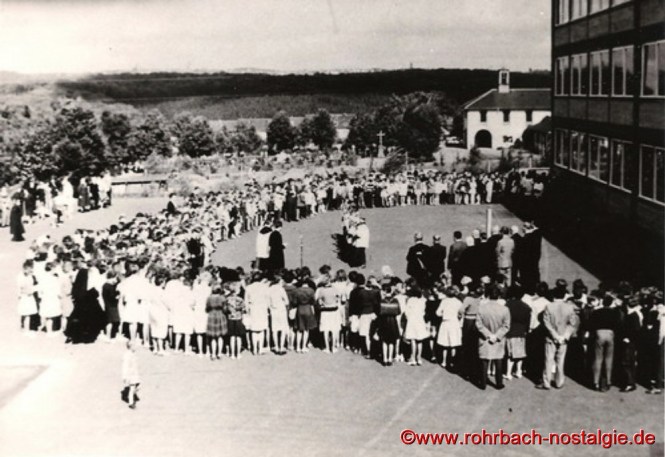Im Schulhof finden die Einweihungsfeierlichkeiten statt