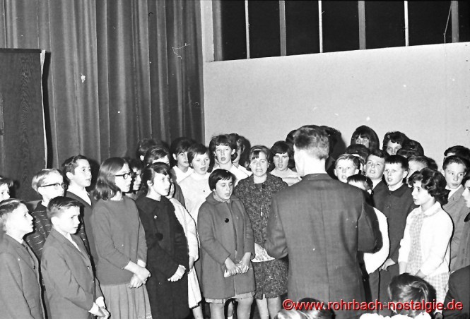 1963 Der Chor der Johannesschule mit Lehrer Ludwig Schmitt